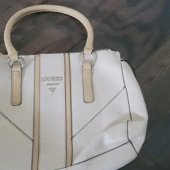 Guess - Picture 4 of 16